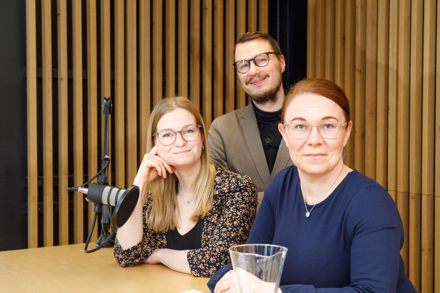 Elina Porsti ja Suvi Julin Berggren Oysta ja Matti Laitinen istuvat äänitysstudiossa