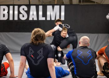 ihmisiä painiharjoituksissa Eco Wolf -treenivaatteet päällään.