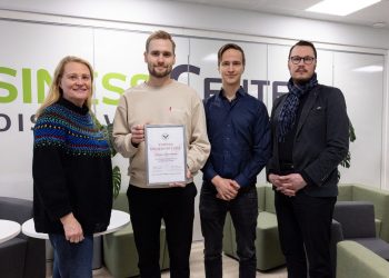 paulus_preemio_kylteriyrittaja_famula Kuvassa tunnustusta ojentamassa Business Center Pohjois-Savo johtaja Kaija Sääski, yrittäjä Paulus Linnanmäki, Business Center Pohjois-Savo innovaatioasiantuntija Tomi Tuovinen (Itä-Suomen Yliopisto) & Matti Laitinen (Savonia-ammattikorkeakoulu)
